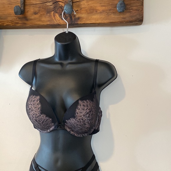 Victorias secret 34DD special edition bra and thing set - Picture 7 of 10